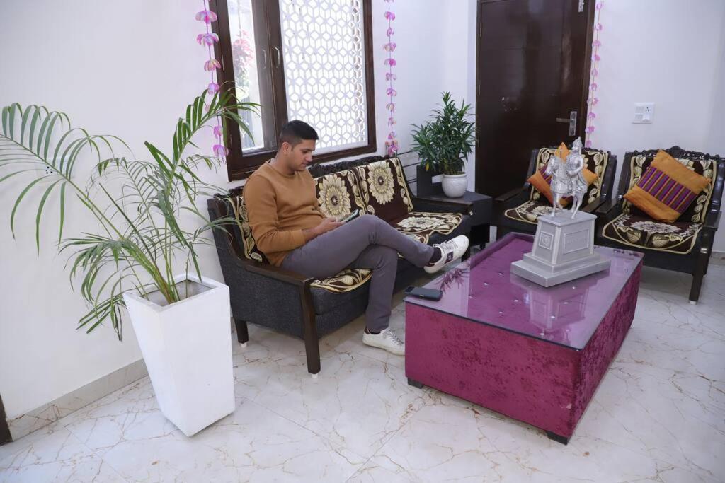 Fortune Service 1bhk,l-36b,saket * New Delhi